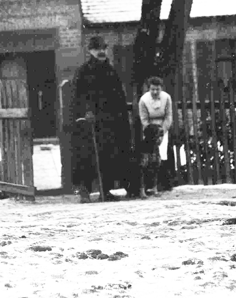 1900-1907 ca CHRISSY CROIL (m. Vlasto) PHOTOGRAPHS OF CROIL AND MITCHELL FAMILY Thomas and perhaps Christian C. (née Mitchell) Croil In or near Milwaukee or the St Lawrence River near Montreal 02.jpg